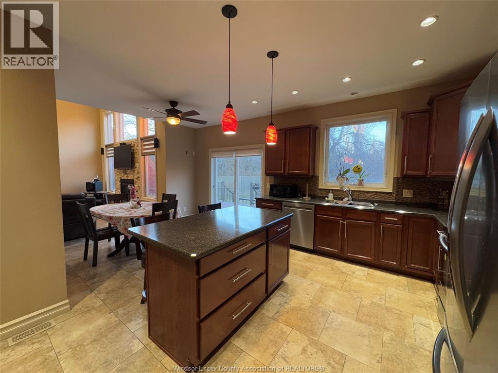 67 Theresa Trail, Leamington, ON - Indoor Photo Showing Kitchen With Double Sink