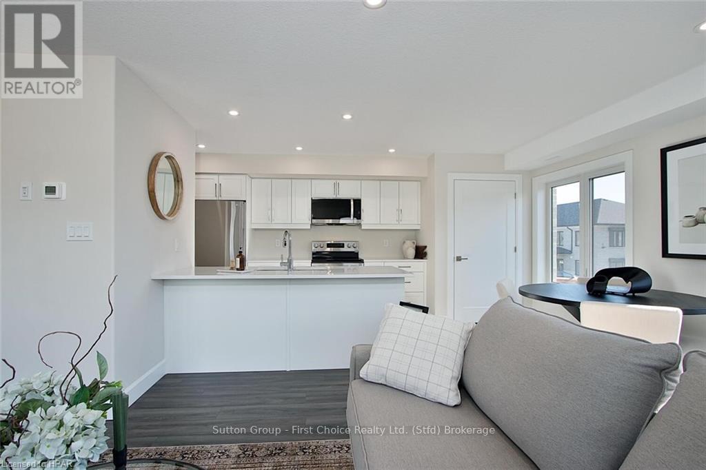 Unit 30 - 3202 Vivian Line, Stratford, ON - Indoor Photo Showing Kitchen