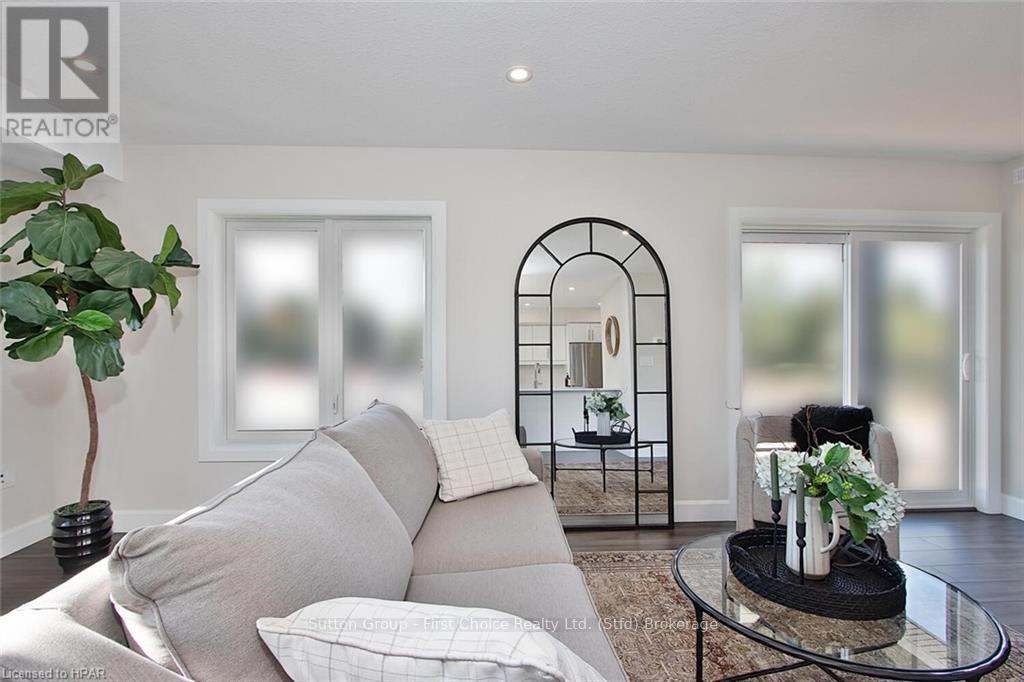 Unit 24 - 3202 Vivian Line, Stratford, ON - Indoor Photo Showing Living Room