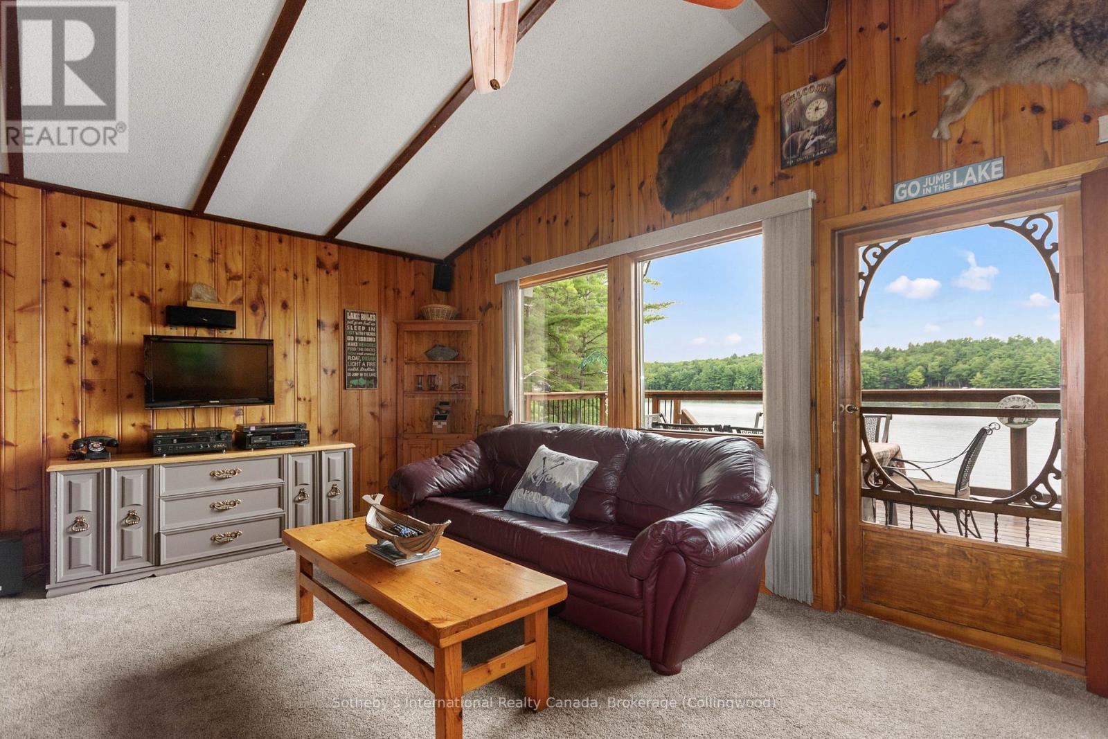 4202 Go Home Lake Shr, Georgian Bay (Gibson), ON - Indoor Photo Showing Living Room