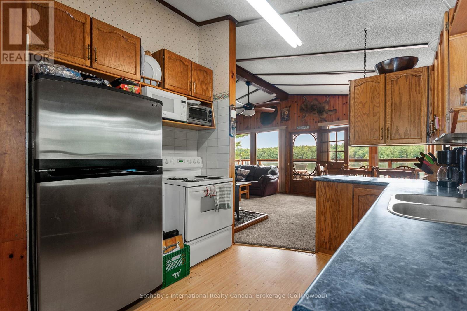 4202 Go Home Lake Shr, Georgian Bay (Gibson), ON - Indoor Photo Showing Kitchen