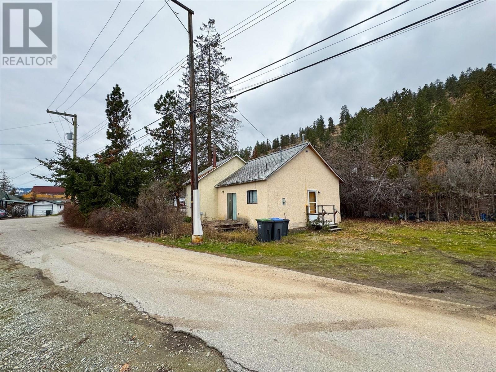 4416 4Th Street, Peachland, BC - Outdoor