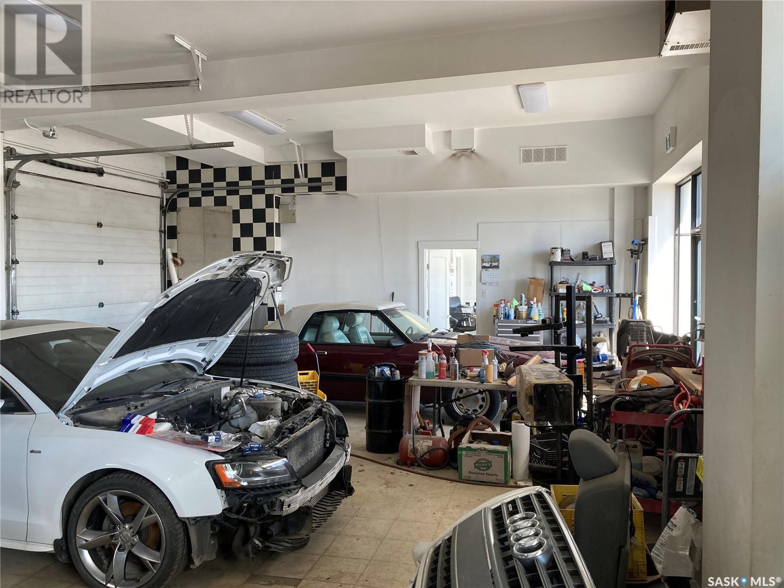 1633 Idylwyld Drive N, Saskatoon, SK