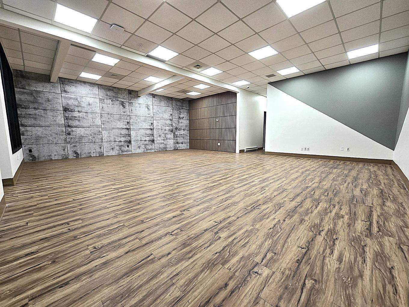 Intergenerational - 2430 Boul. Industriel, Laval (Chomedey), QC - Indoor Photo Showing Other Room