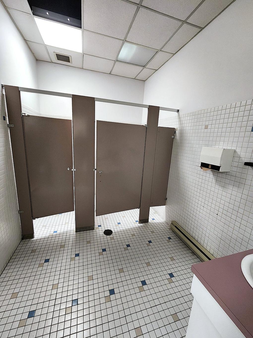 Bathroom - 2430 Boul. Industriel, Laval (Chomedey), QC - Indoor Photo Showing Other Room