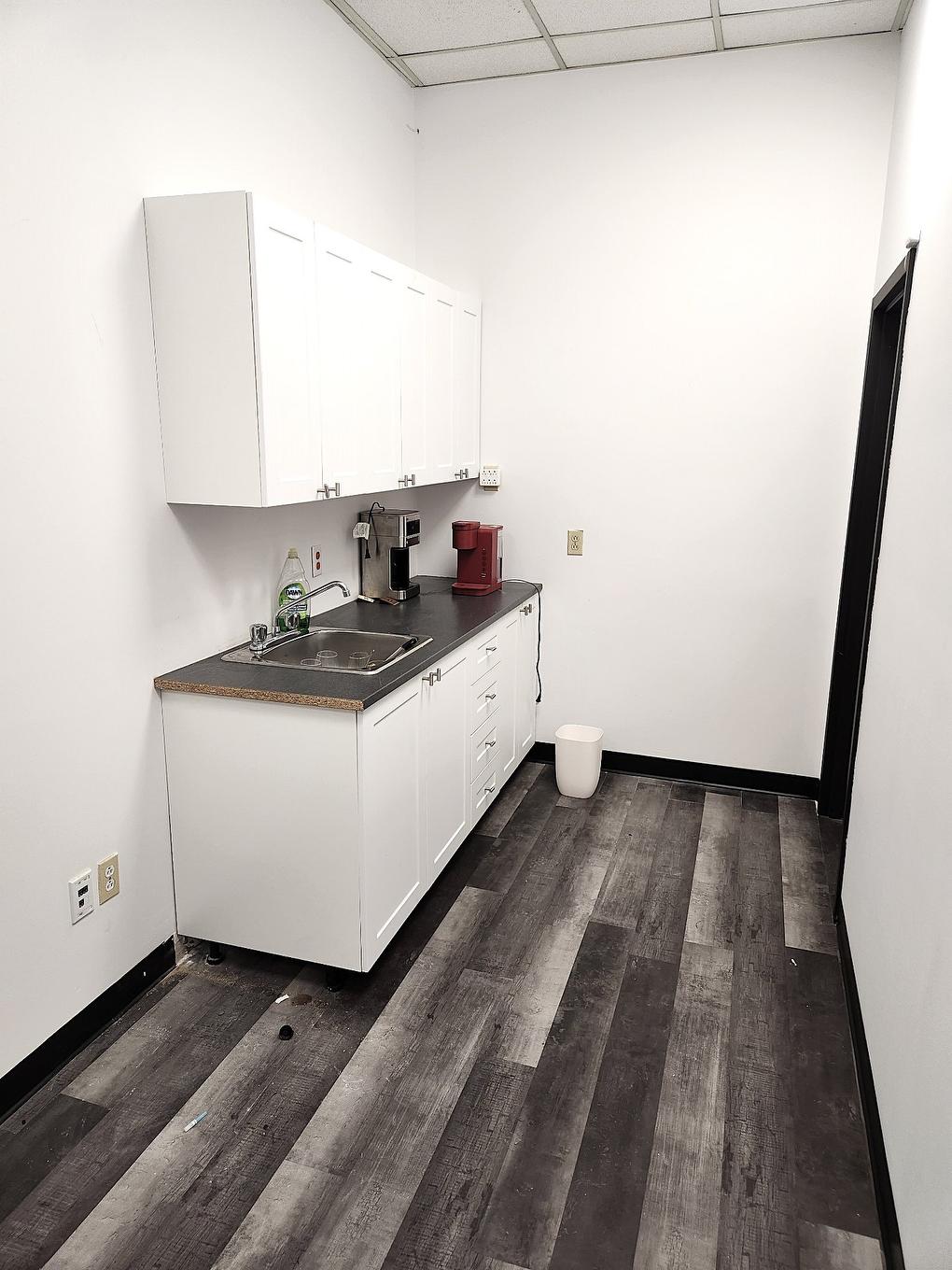 Kitchen - 2430 Boul. Industriel, Laval (Chomedey), QC - Indoor Photo Showing Kitchen