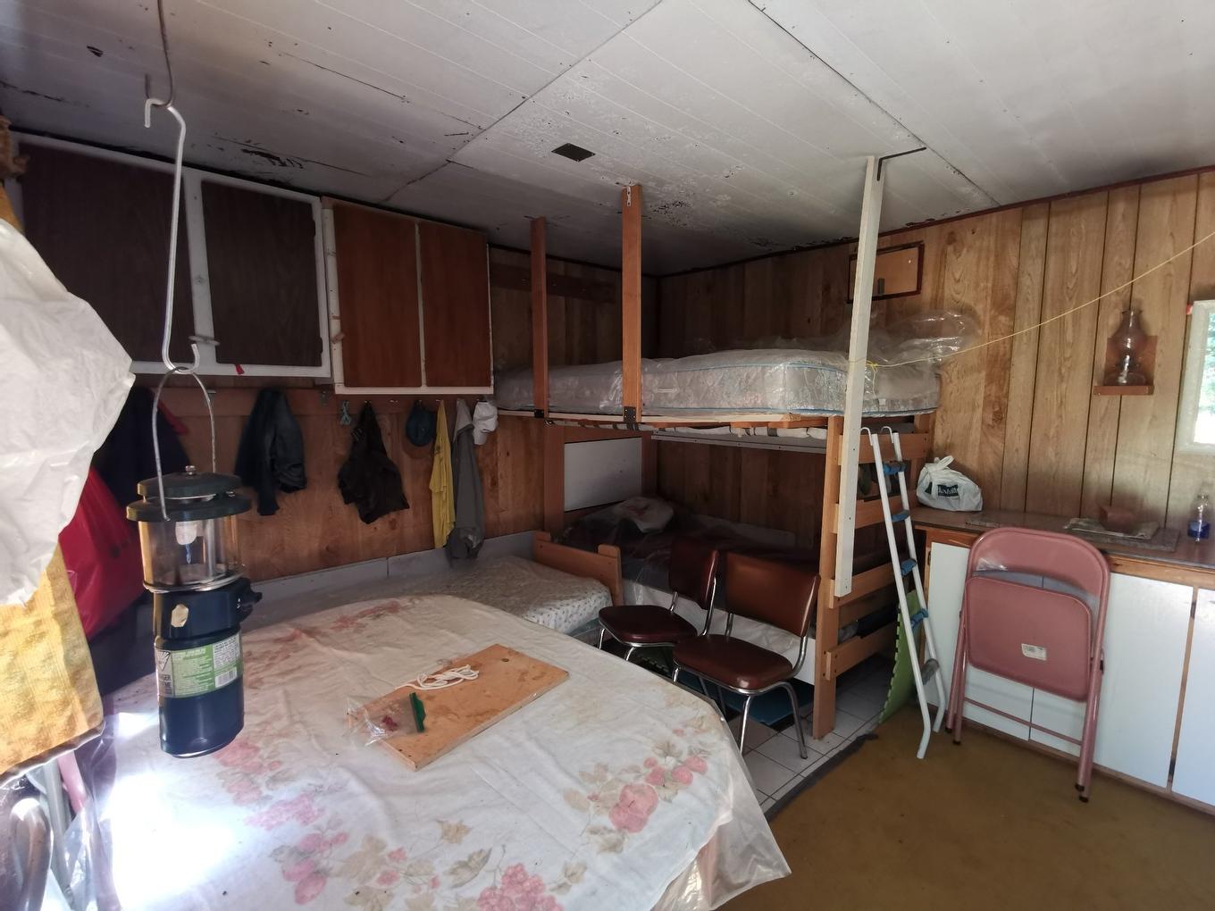 Intérieur - Route 243, Racine, QC