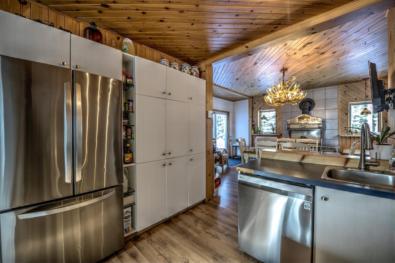 Cuisine - 174 Ch. Fradet, Saint-Donat, QC - Indoor Photo Showing Kitchen