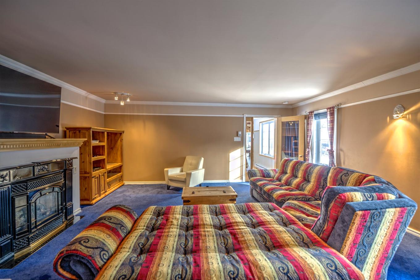 Salon - 174 Ch. Fradet, Saint-Donat, QC - Indoor With Fireplace