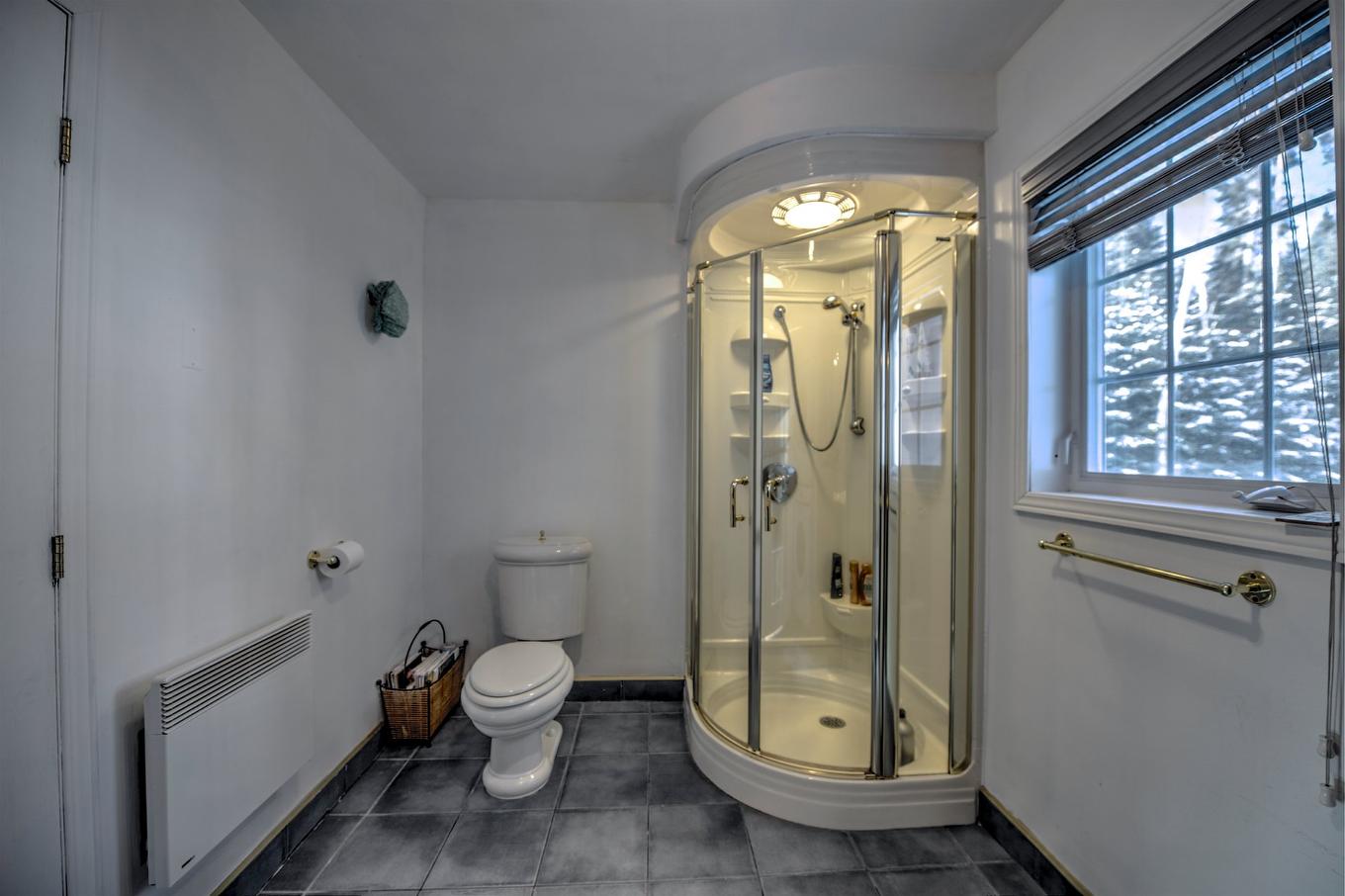 Salle de bains - 174 Ch. Fradet, Saint-Donat, QC - Indoor Photo Showing Bathroom