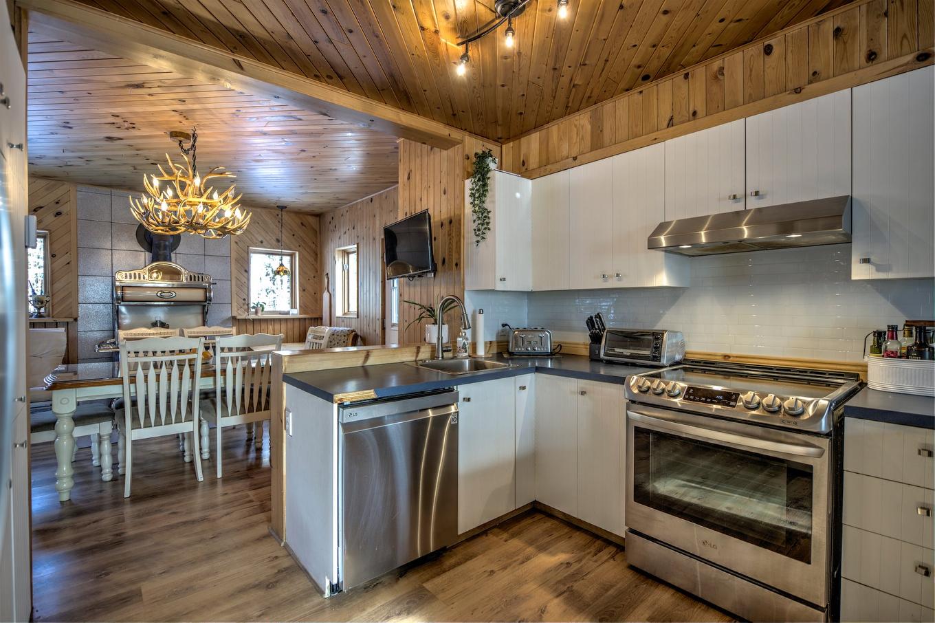 Cuisine - 174 Ch. Fradet, Saint-Donat, QC - Indoor Photo Showing Kitchen