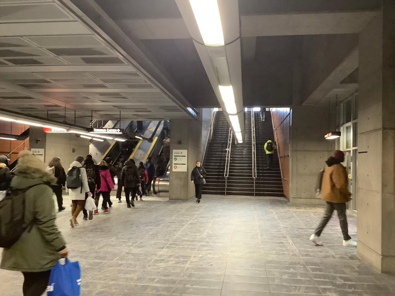 Escalier - 5 Boul. Cartier O., Laval (Laval-Des-Rapides), QC