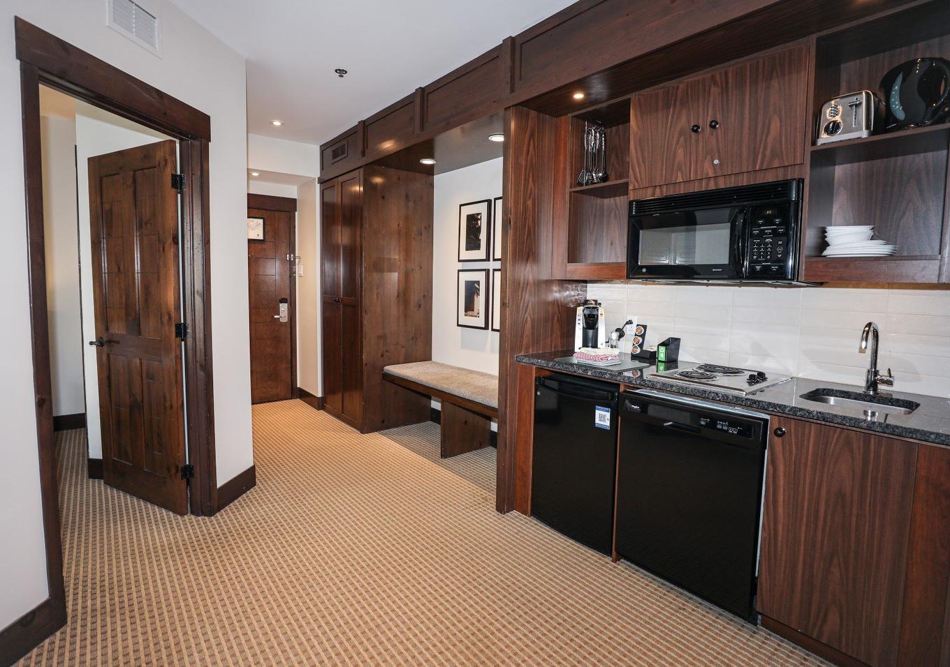 Kitchenette - 302-150 Ch. Du Curé-Deslauriers, Mont-Tremblant, QC - Indoor Photo Showing Kitchen