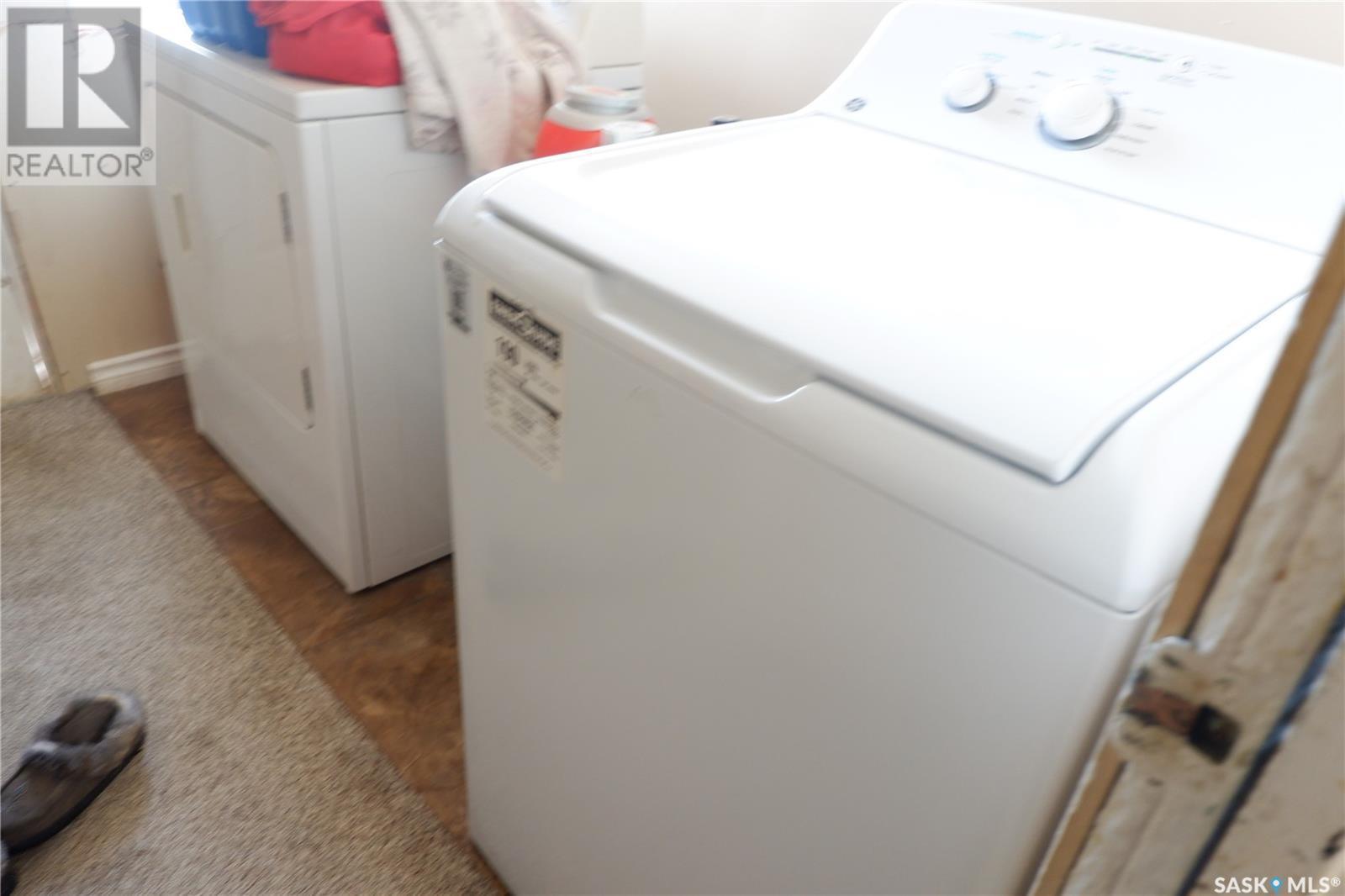 21 3Rd Street E, Willow Bunch, SK - Indoor Photo Showing Laundry Room