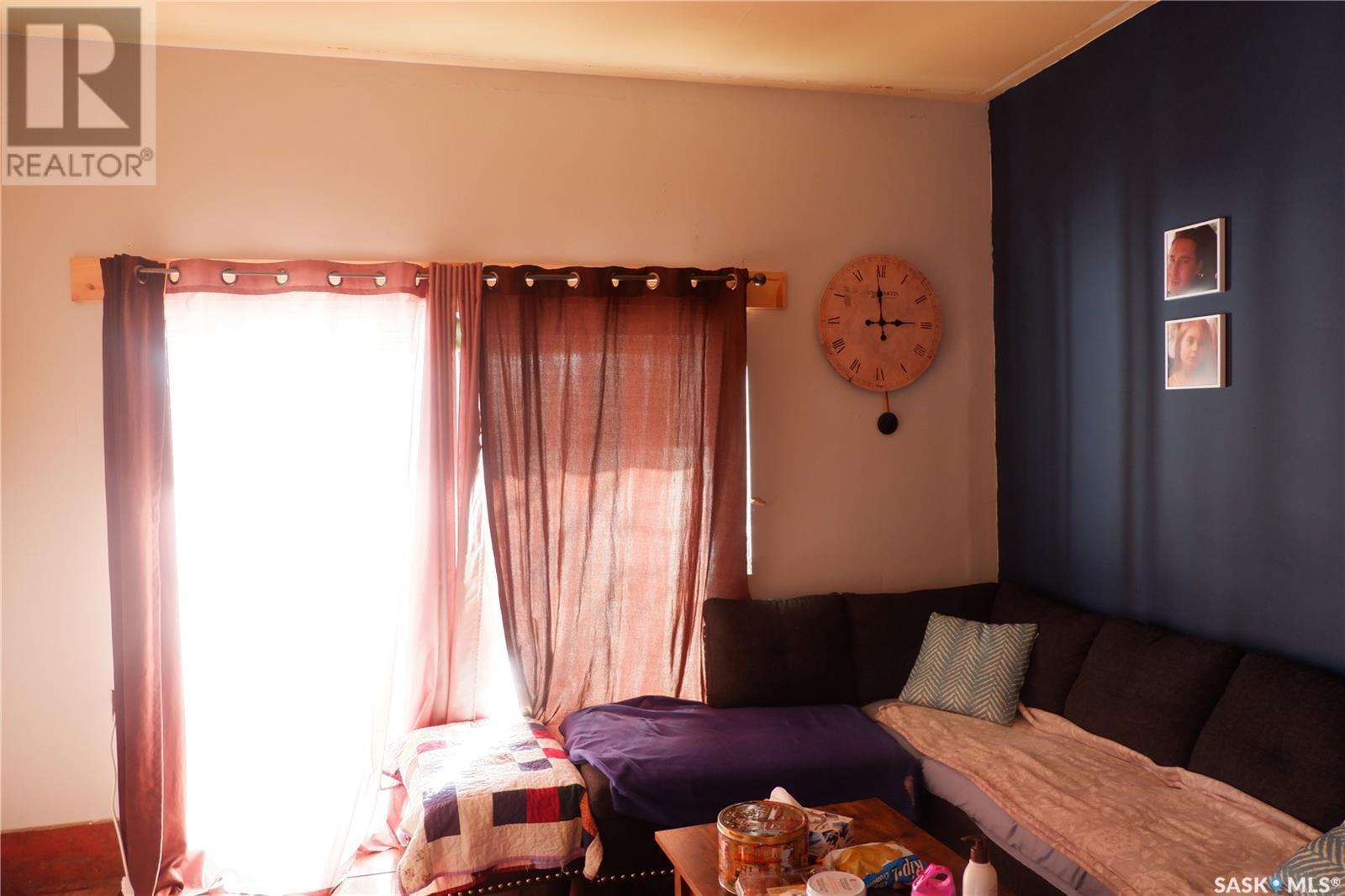 21 3Rd Street E, Willow Bunch, SK - Indoor