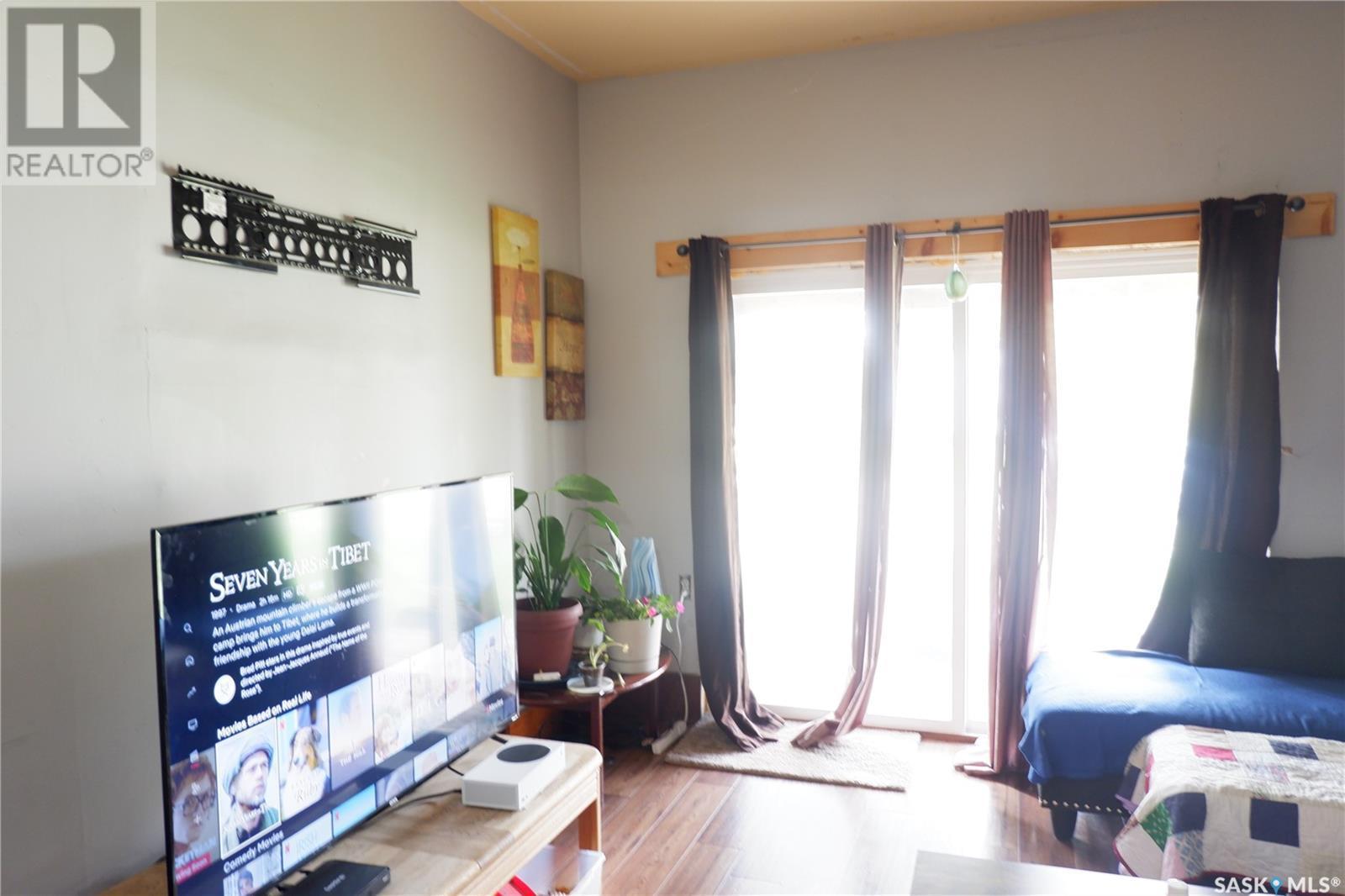 21 3Rd Street E, Willow Bunch, SK - Indoor