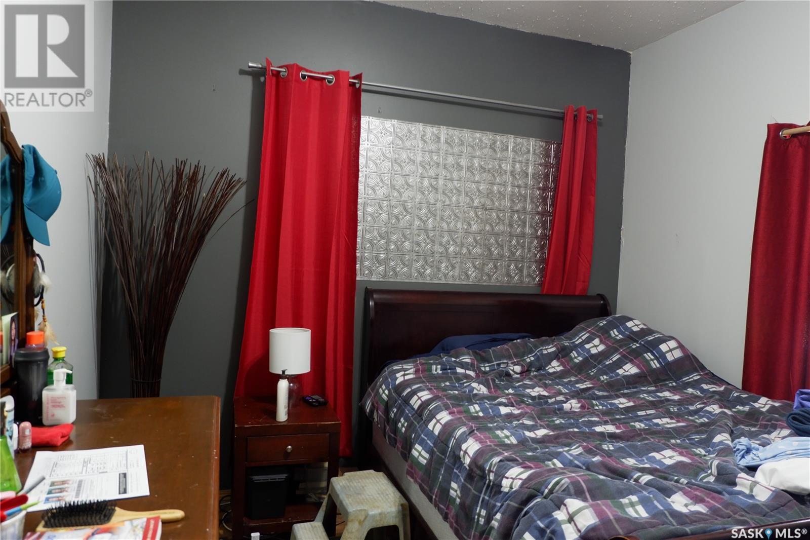 21 3Rd Street E, Willow Bunch, SK - Indoor Photo Showing Bedroom