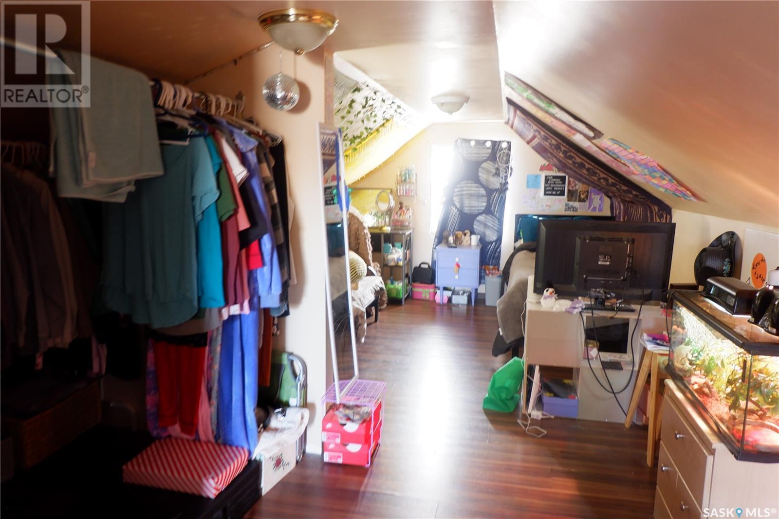 21 3Rd Street E, Willow Bunch, SK - Indoor