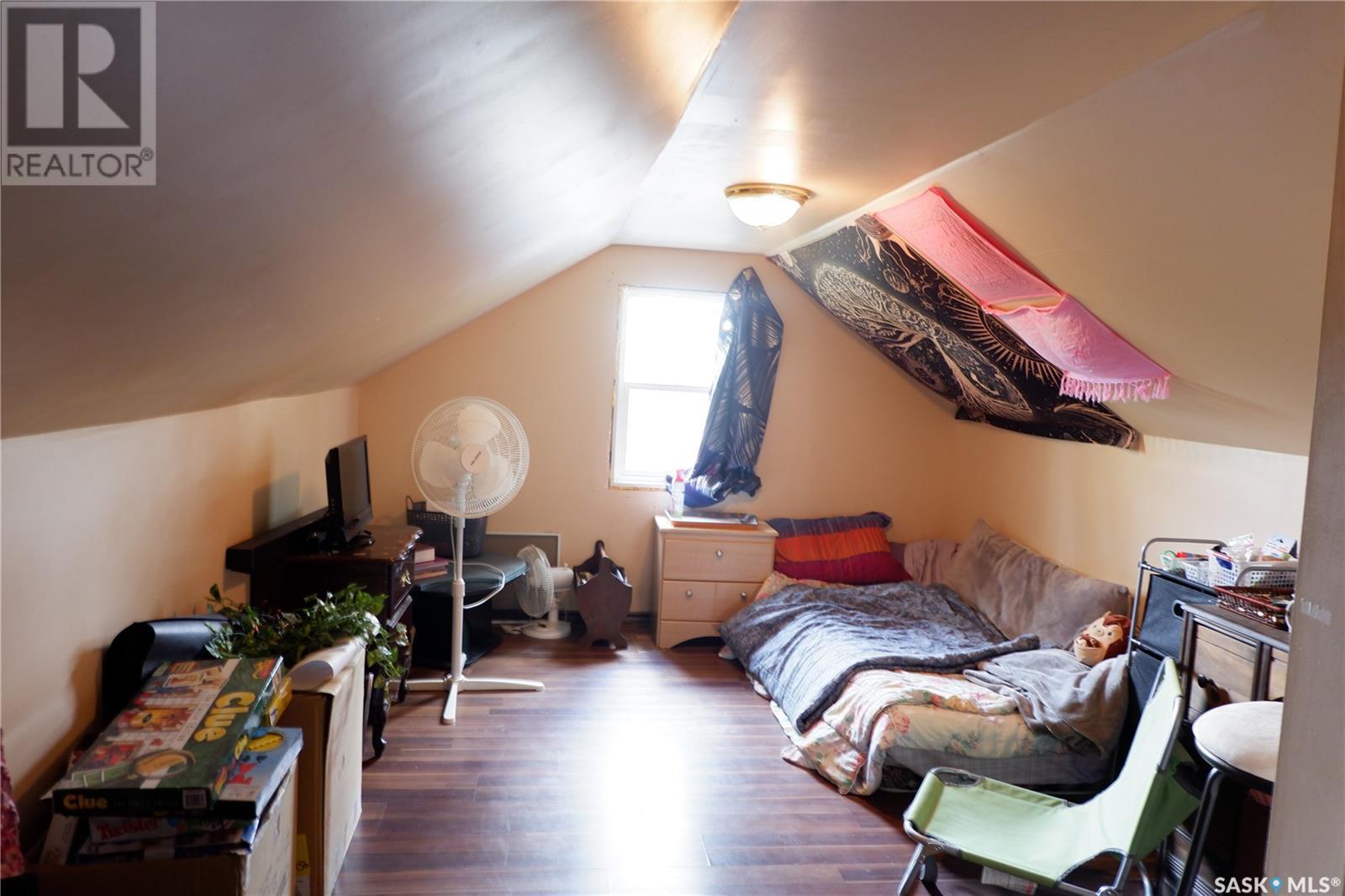 21 3Rd Street E, Willow Bunch, SK - Indoor