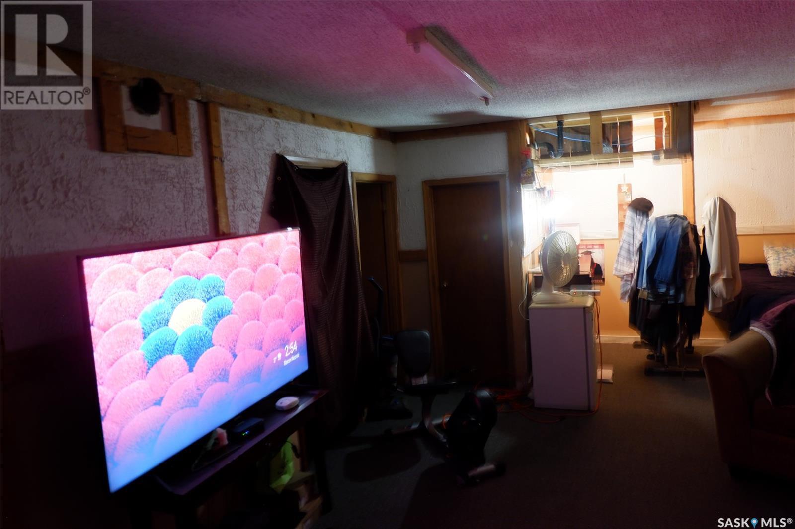 21 3Rd Street E, Willow Bunch, SK - Indoor