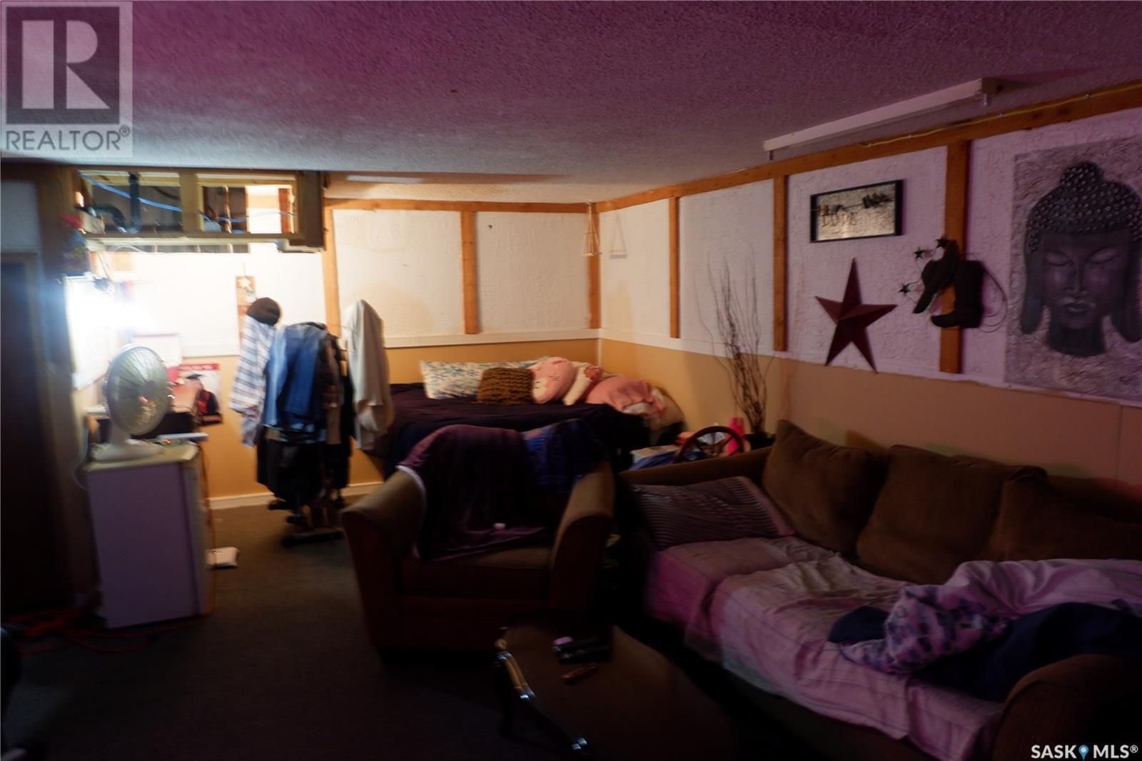 21 3Rd Street E, Willow Bunch, SK - Indoor