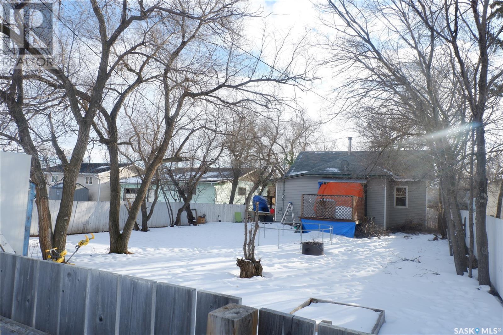 21 3Rd Street E, Willow Bunch, SK - Outdoor