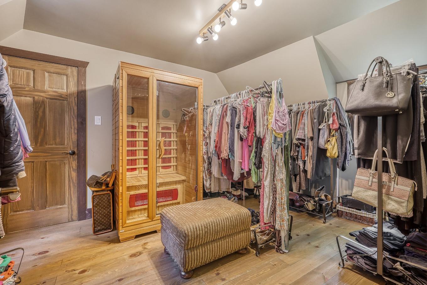 Walk-in closet - 30 Ch. De La Lyrique, Val-Des-Monts, QC - Indoor With Storage