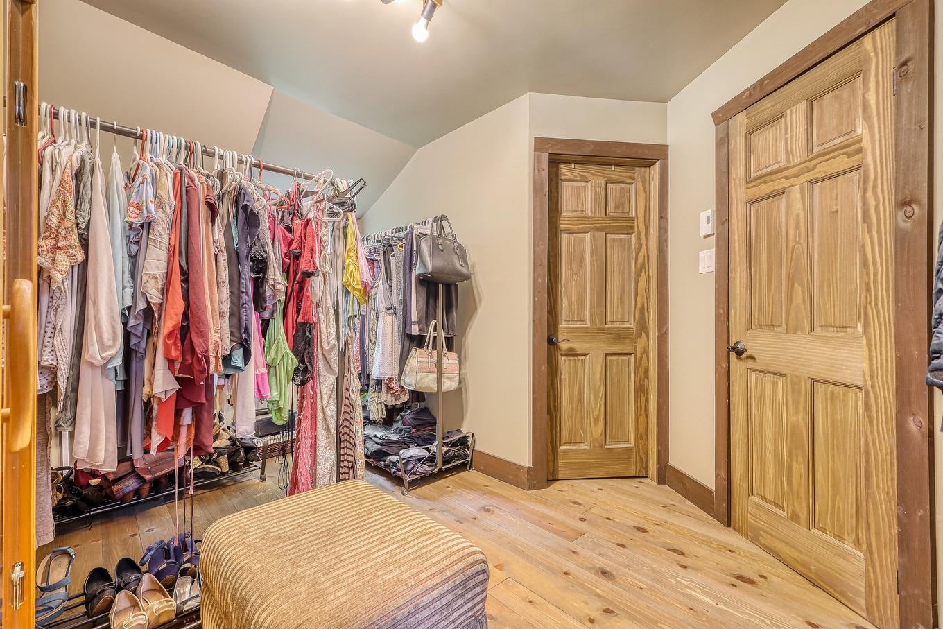 Walk-in closet - 30 Ch. De La Lyrique, Val-Des-Monts, QC - Indoor With Storage
