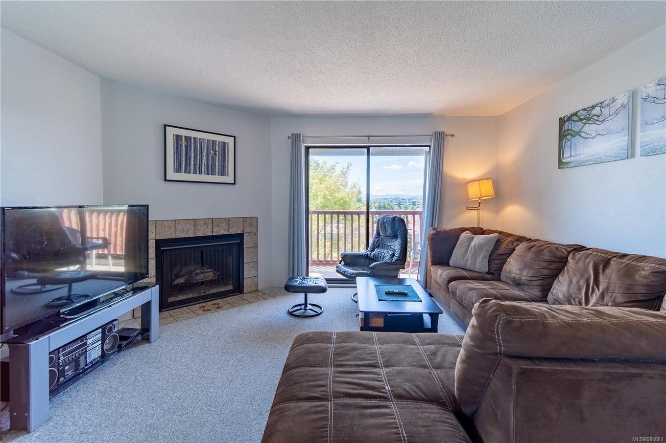 421-3255 Glasgow Ave, Saanich, BC - Indoor Photo Showing Living Room With Fireplace