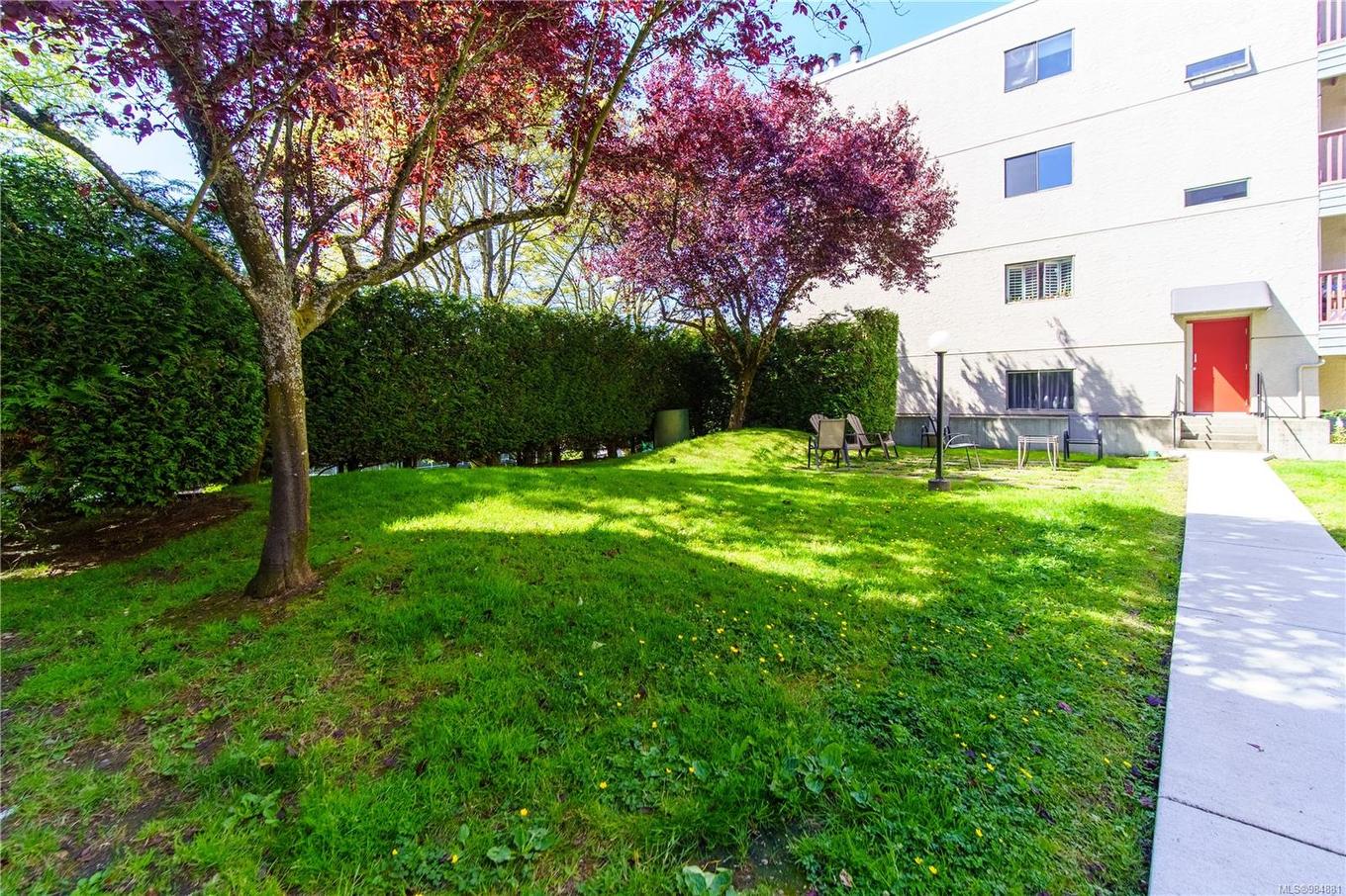 421-3255 Glasgow Ave, Saanich, BC - Outdoor