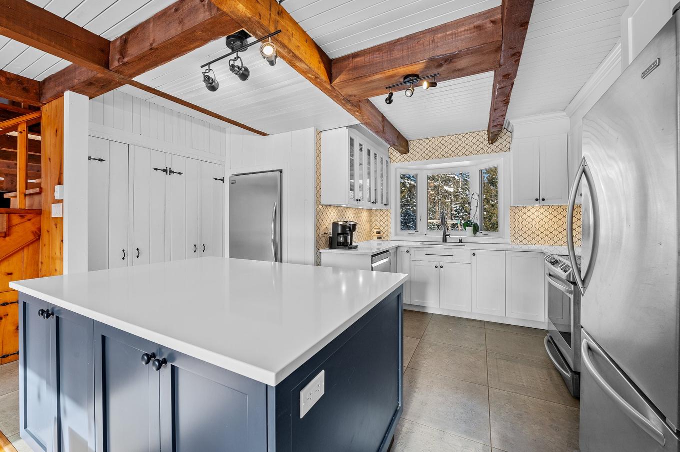 Kitchen - 3205 Rue Carignan, Sainte-Adèle, QC - Indoor Photo Showing Kitchen With Upgraded Kitchen