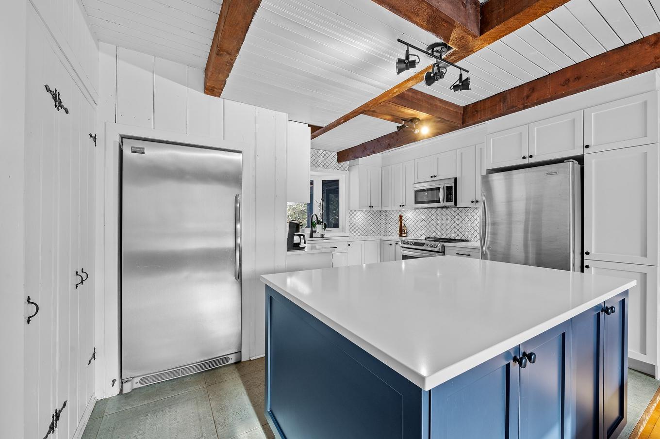 Kitchen - 3205 Rue Carignan, Sainte-Adèle, QC - Indoor Photo Showing Kitchen With Upgraded Kitchen