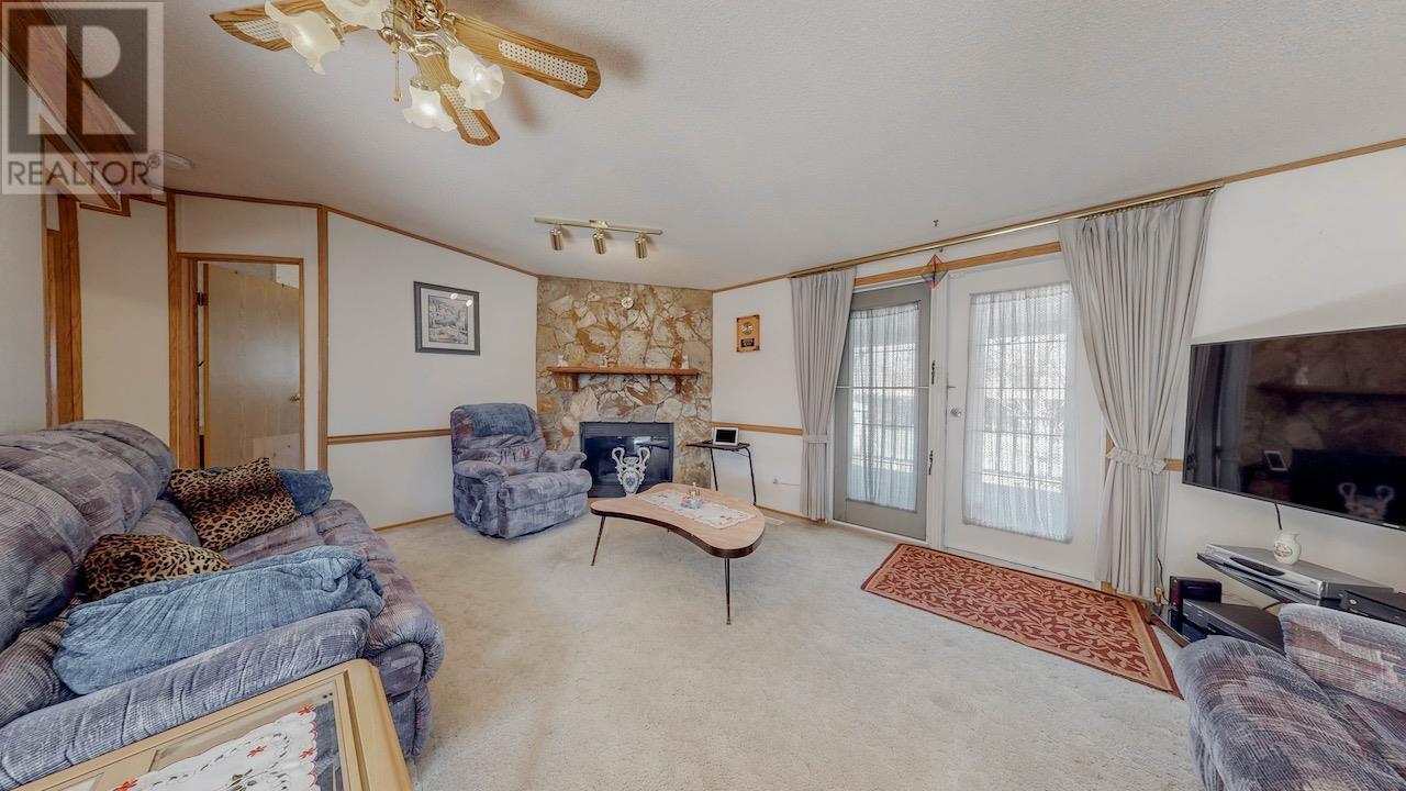 129 Walnut Place, Oliver, BC - Indoor Photo Showing Living Room With Fireplace