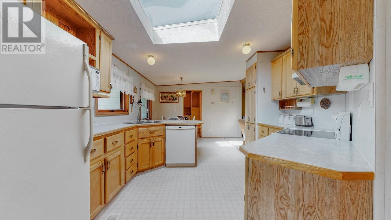 129 Walnut Place, Oliver, BC - Indoor Photo Showing Kitchen