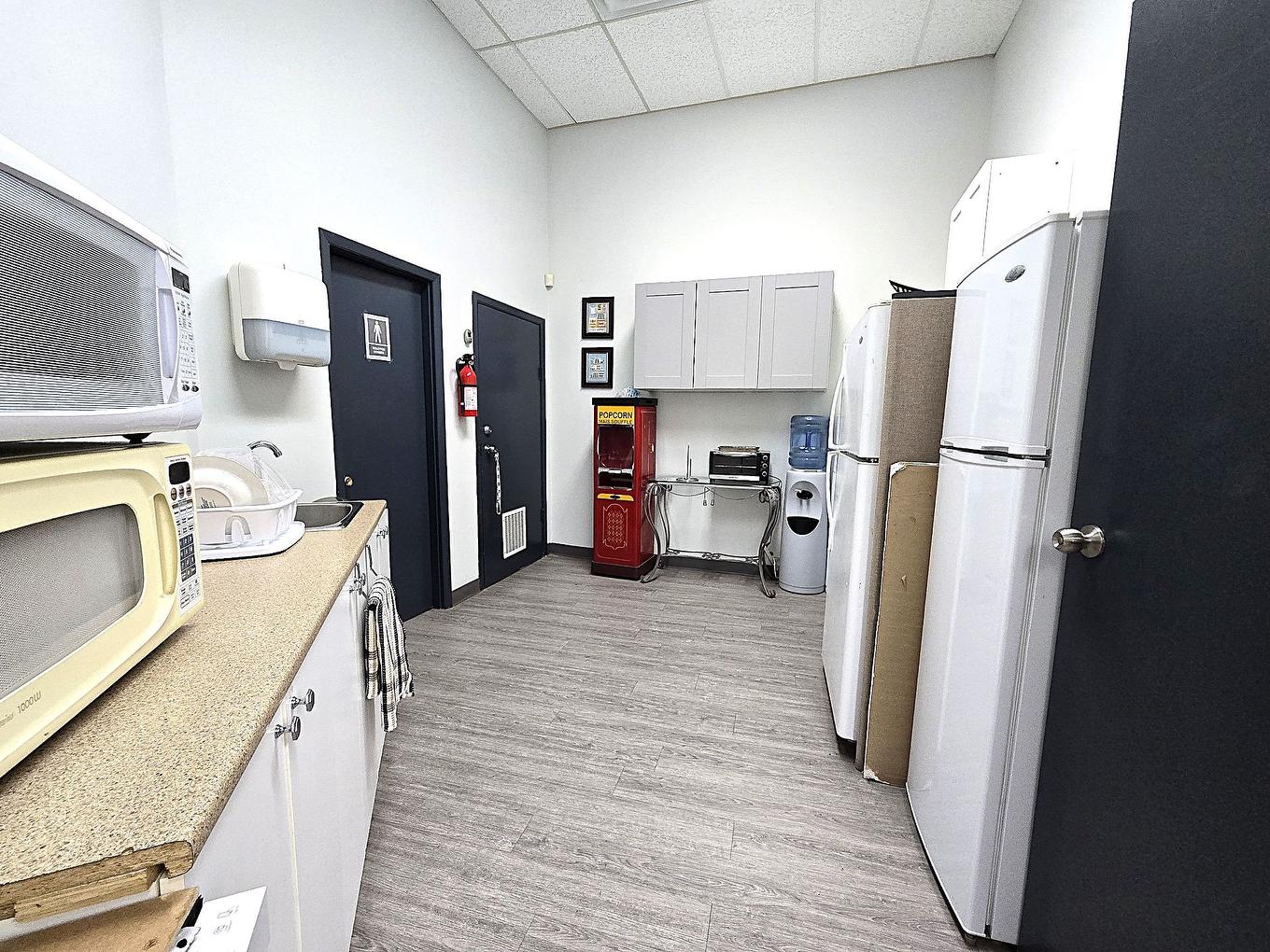 Dinette - 2284 Boul. Industriel, Laval (Chomedey), QC - Indoor