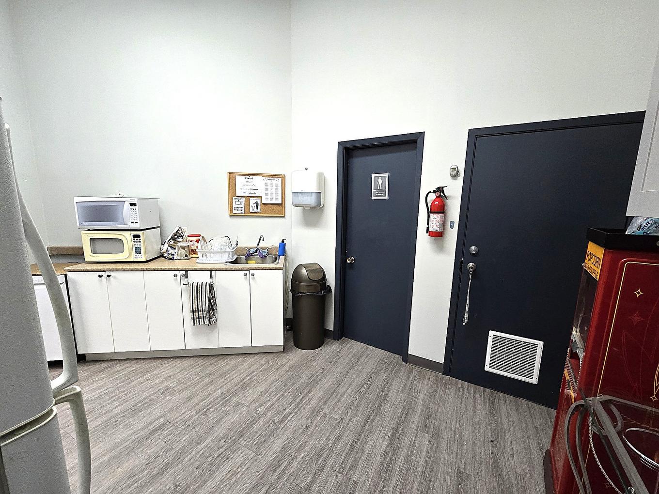 Kitchen - 2284 Boul. Industriel, Laval (Chomedey), QC - Indoor Photo Showing Other Room