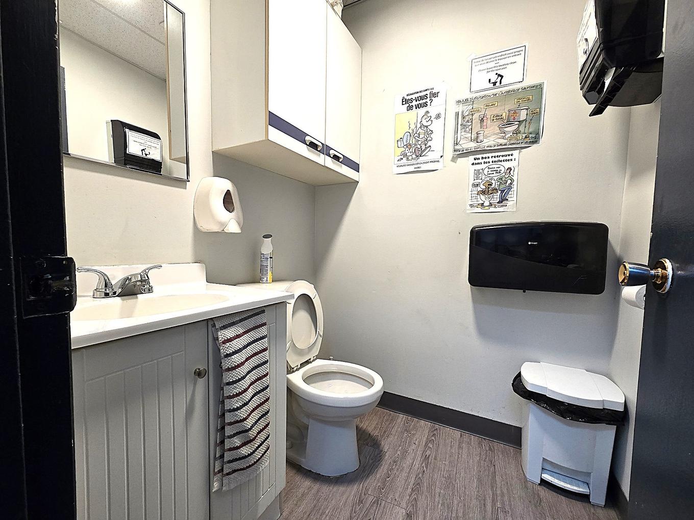 Powder room - 2284 Boul. Industriel, Laval (Chomedey), QC - Indoor Photo Showing Bathroom