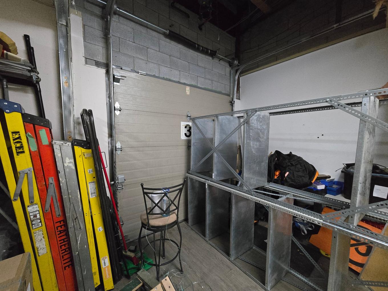 Warehouse - 2284 Boul. Industriel, Laval (Chomedey), QC - Indoor Photo Showing Garage