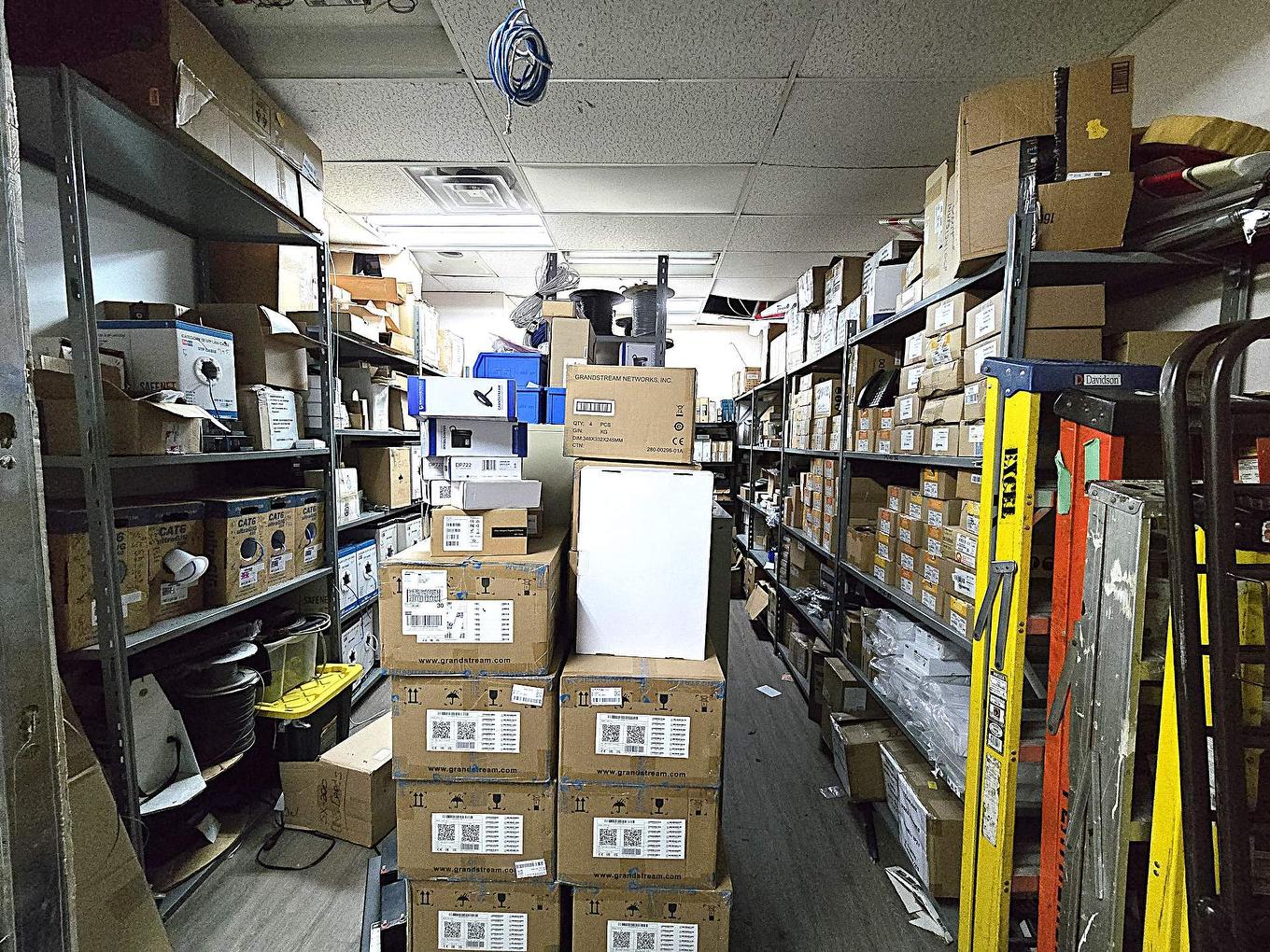 Warehouse - 2284 Boul. Industriel, Laval (Chomedey), QC - Indoor