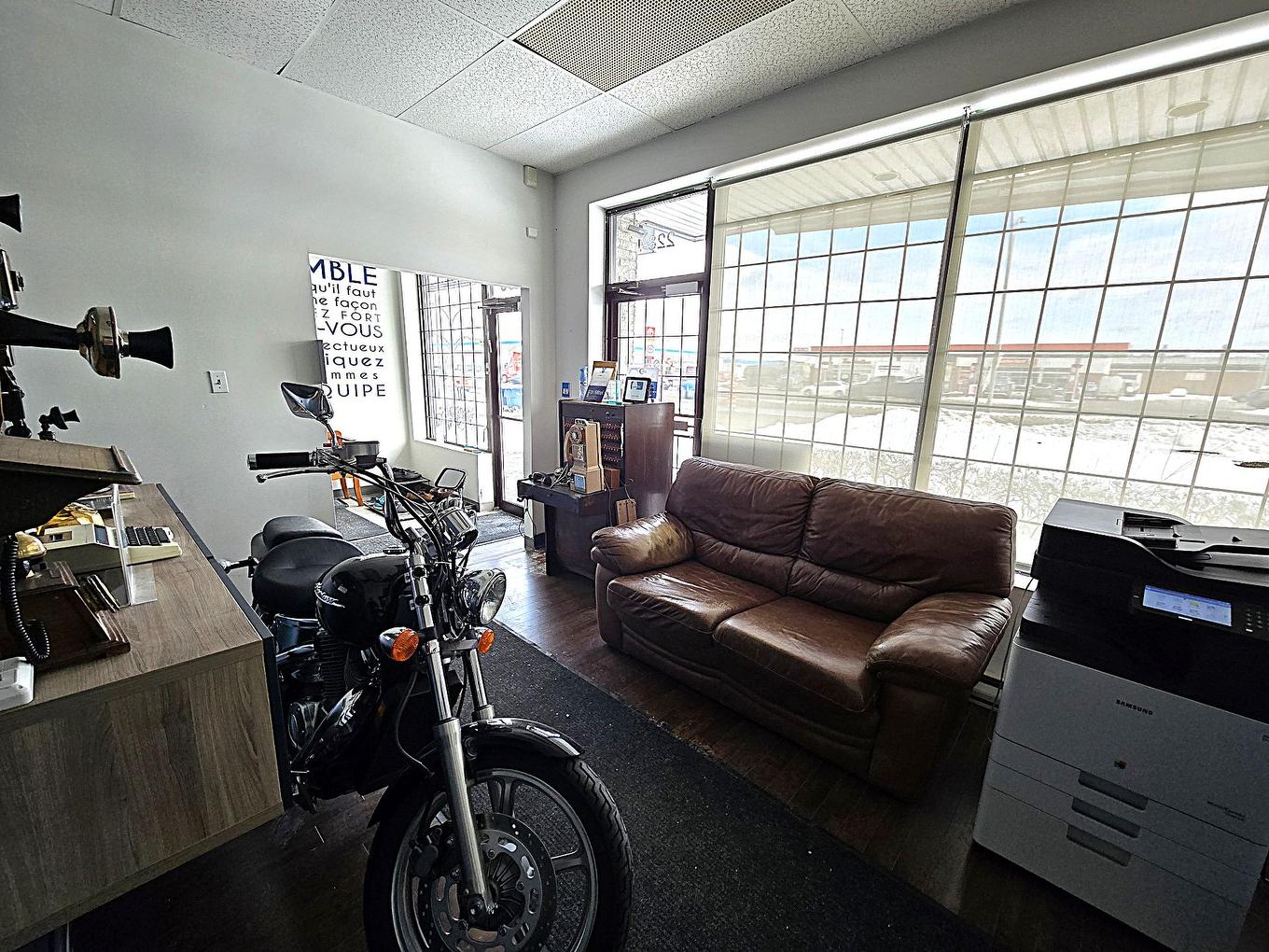 Hall - 2284 Boul. Industriel, Laval (Chomedey), QC - Indoor