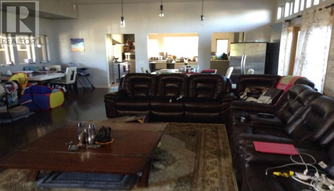 3830 Casorso Road, Kelowna, BC - Indoor Photo Showing Living Room
