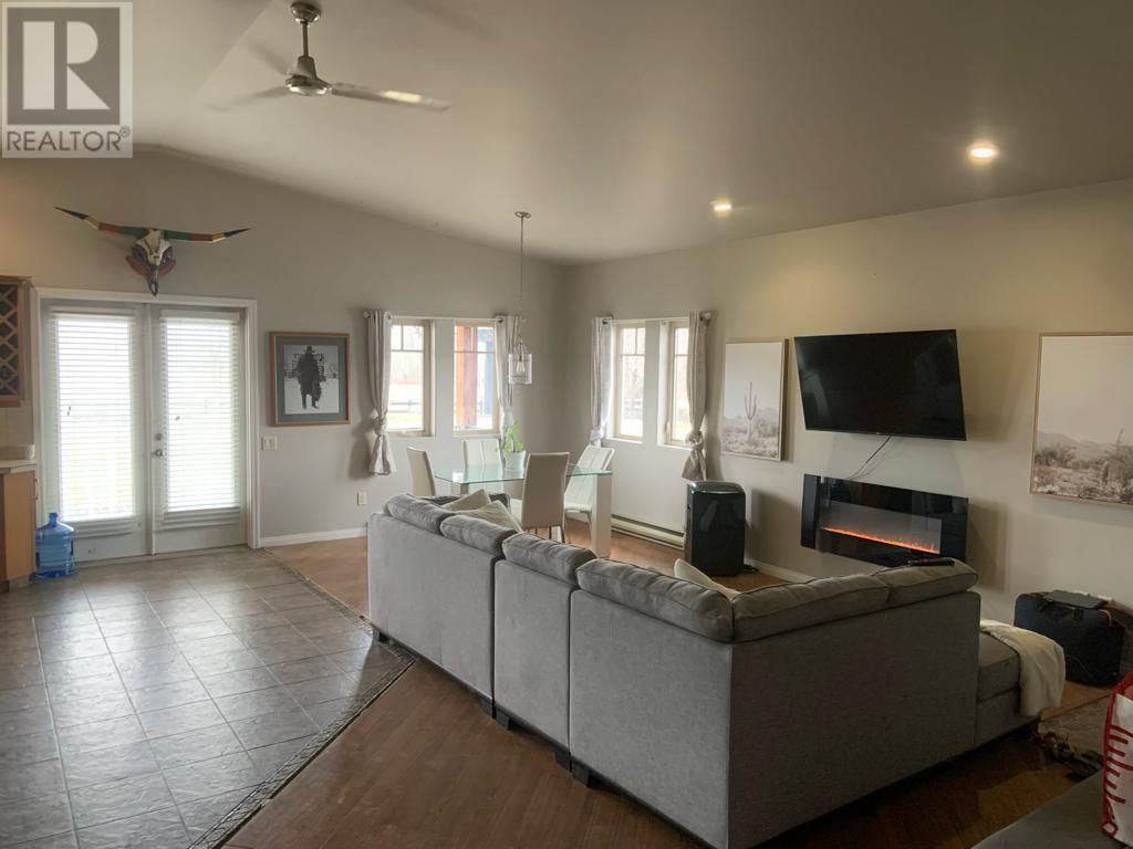 3830 Casorso Road, Kelowna, BC - Indoor Photo Showing Living Room With Fireplace