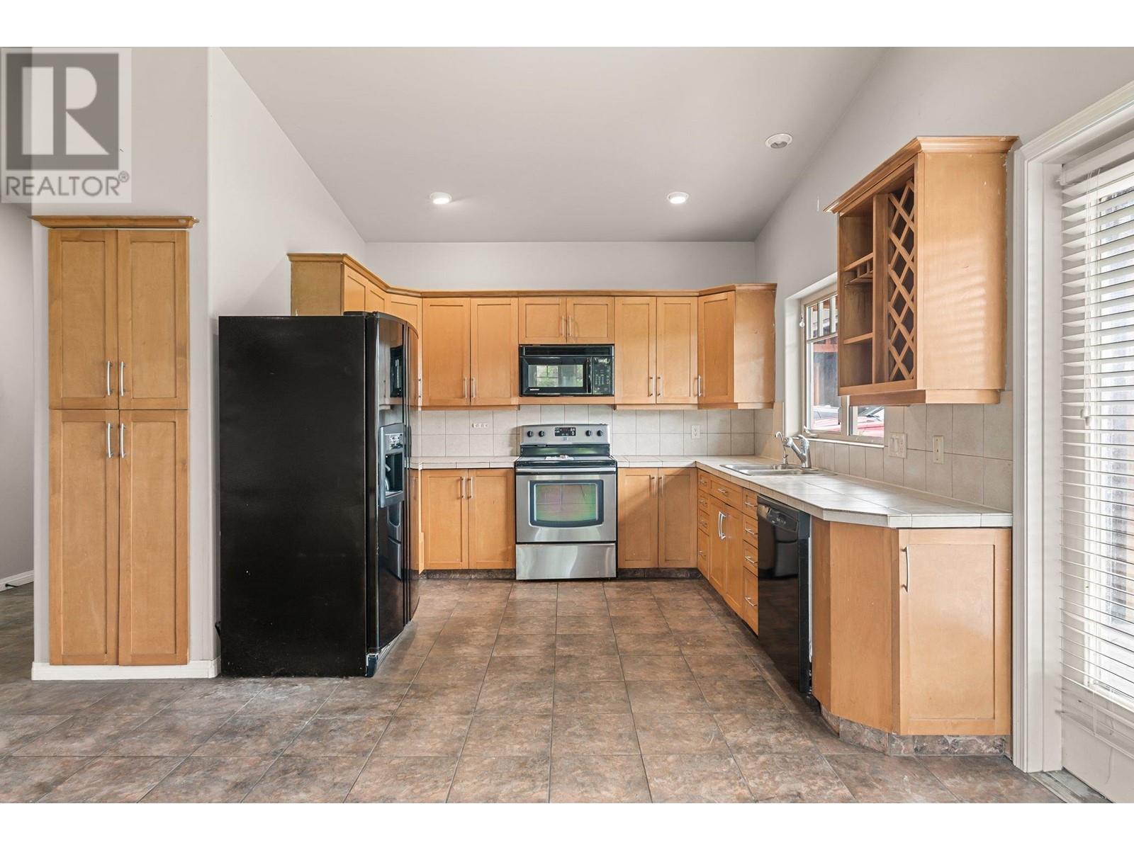 3830 Casorso Road, Kelowna, BC - Indoor Photo Showing Kitchen