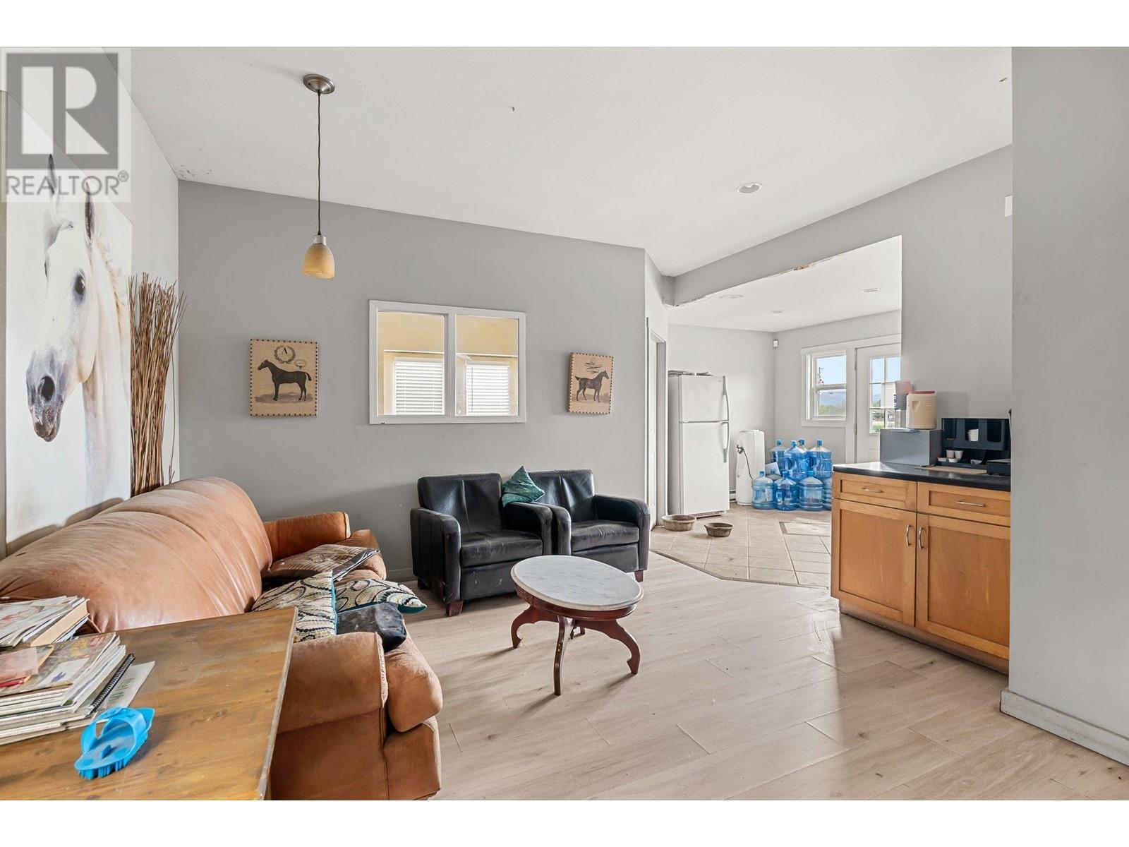 3830 Casorso Road, Kelowna, BC - Indoor Photo Showing Living Room
