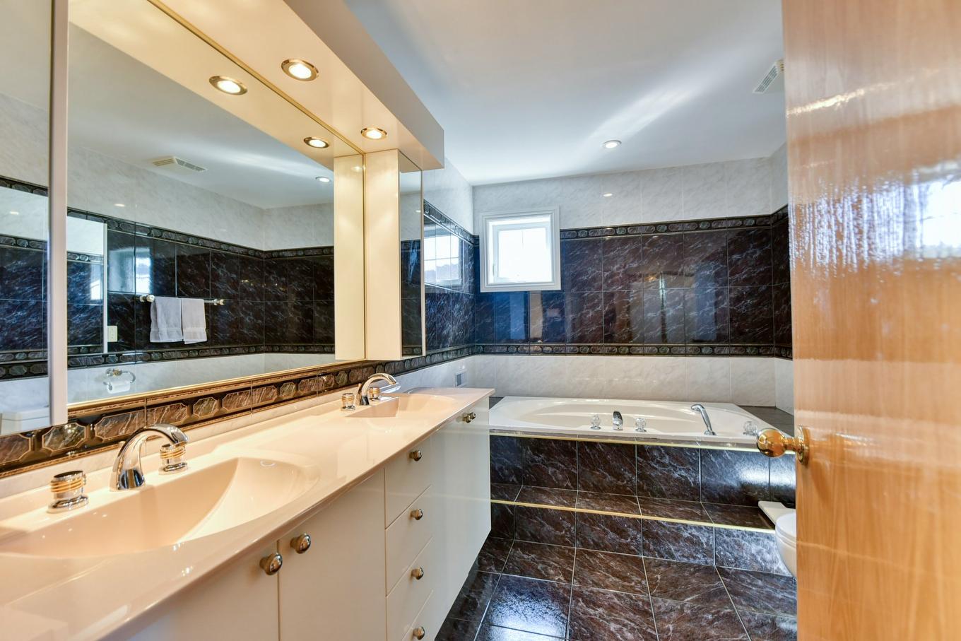 Bathroom - 3 Rue Du Chablis, Kirkland, QC - Indoor Photo Showing Bathroom