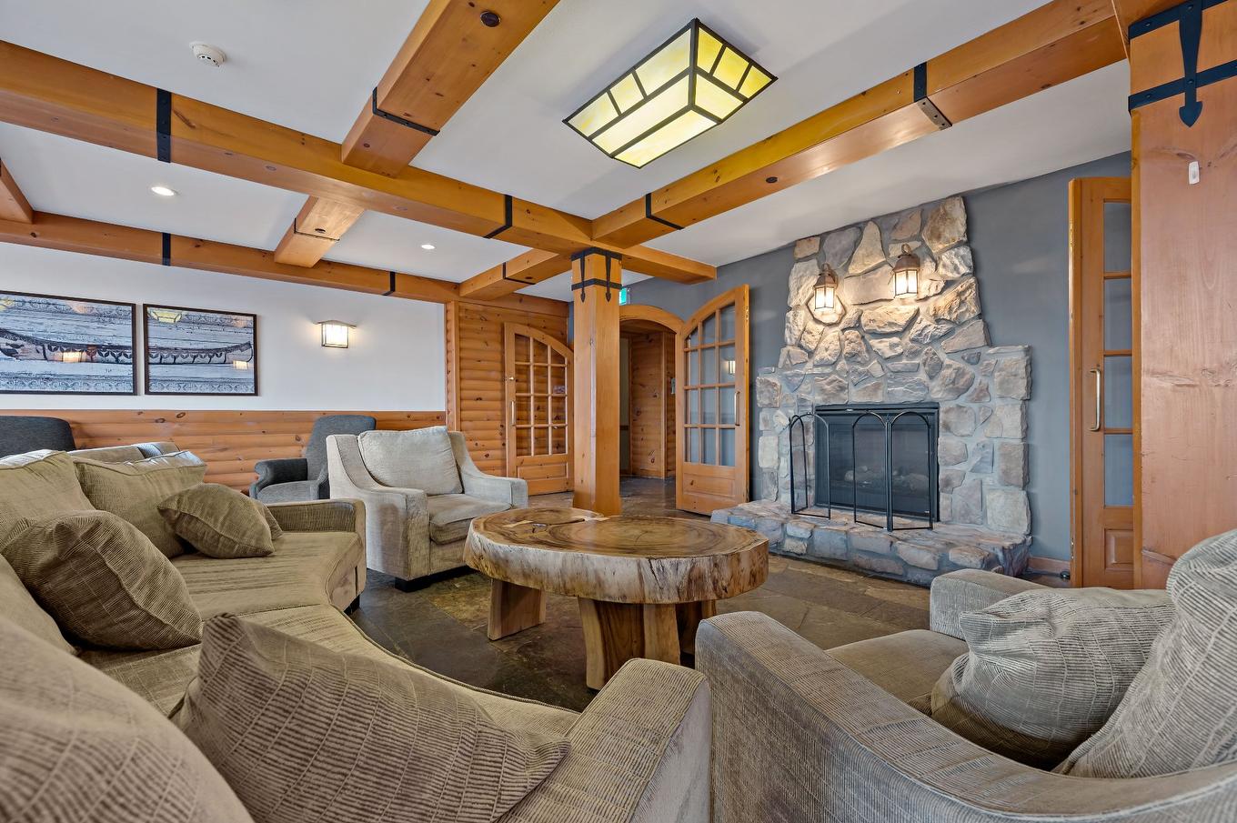 Salle communautaire - 436-140 Ch. Au Pied-De-La-Montagne, Mont-Tremblant, QC - Indoor Photo Showing Living Room With Fireplace