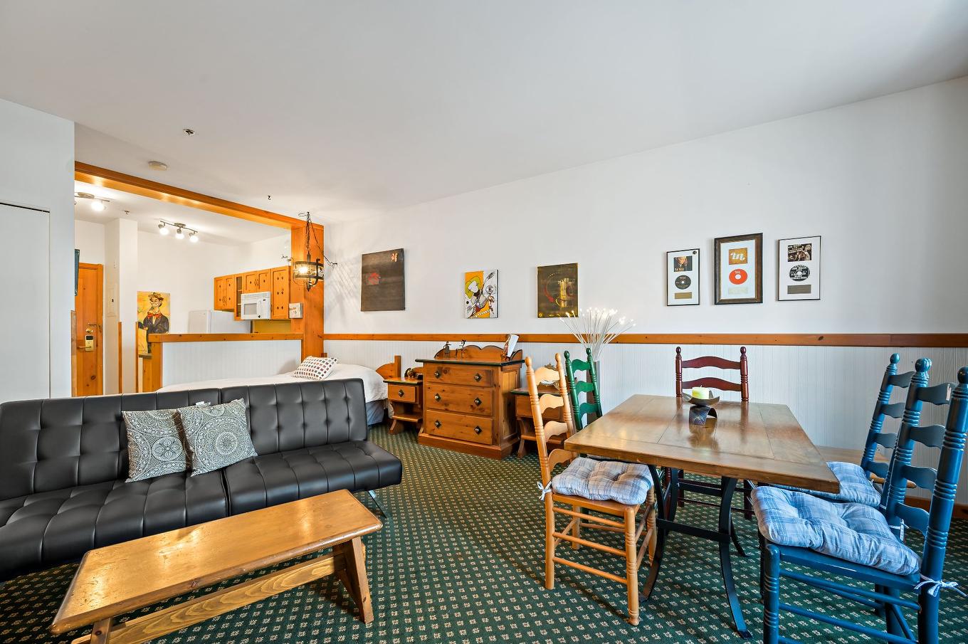 Vue d'ensemble - 436-140 Ch. Au Pied-De-La-Montagne, Mont-Tremblant, QC - Indoor Photo Showing Living Room