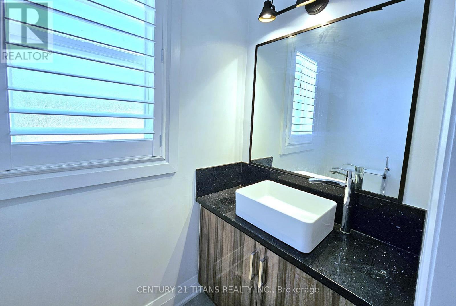 40 Hill Crescent, Toronto, ON - Indoor Photo Showing Bathroom