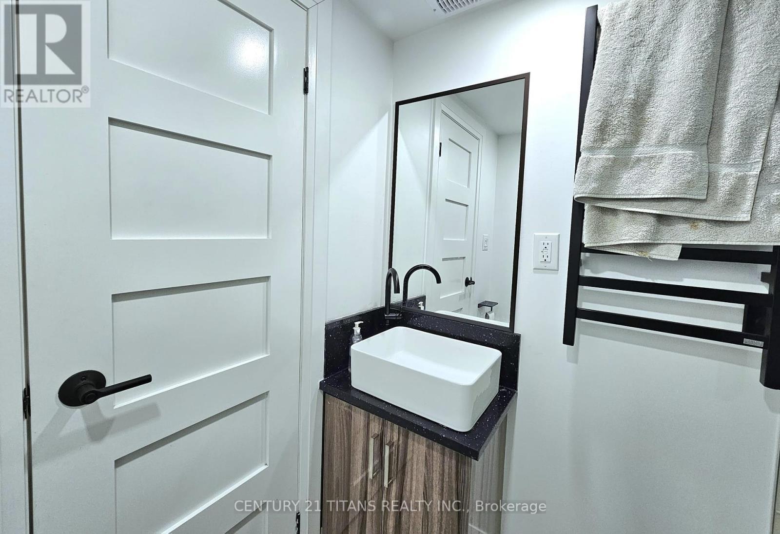 40 Hill Crescent, Toronto, ON - Indoor