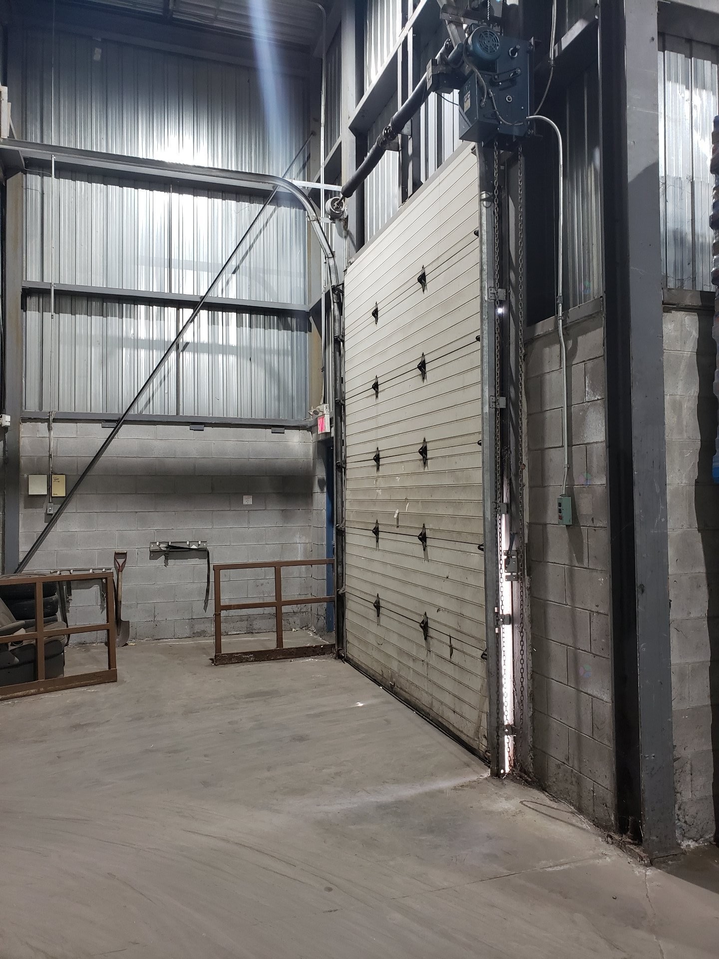 Loading Dock - A-9501 Boul. Parkway, Montréal (Anjou), QC - Photo Showing Garage